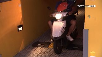 獨／機車道磁磚面害摔　住戶：雨天煞不住