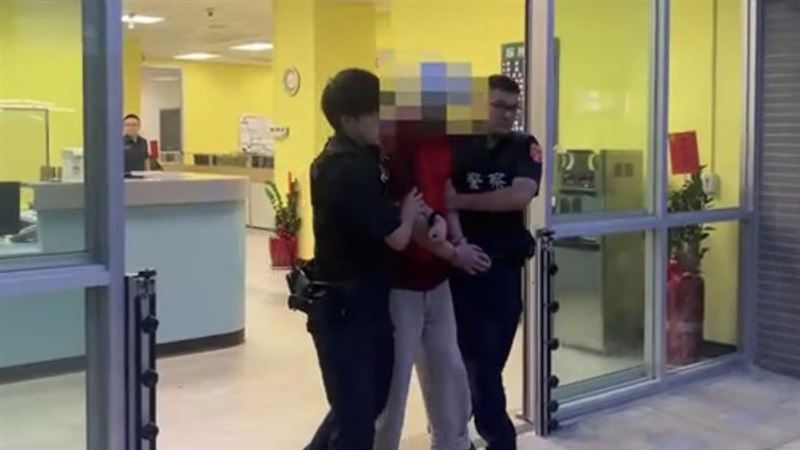 勇警遭通緝犯持刀刺傷脖子　忍痛制伏逮人