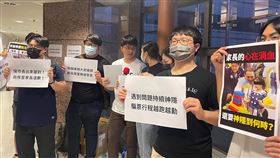侯友宜政大座談  場外學生籲重視幼兒園餵藥案新北市板橋區某幼兒園疑餵藥案持續延燒，國民黨總統參選人、新北市長侯友宜8日晚間赴政治大學參與座談活動，場外有學生舉標語表訴求，呼籲侯友宜重視餵藥案及新北治安議題。（參與學生提供）中央社記者陳至中傳真  112年6月8日