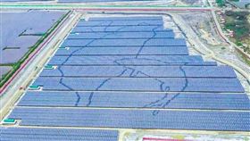 先前有媒體報導，台電耗資6億元建置，全台最大的儲能光電場「南鹽田」光電場，今年初正式掛表啟用，但迄今尚無法通過台電驗收。本刊亦接獲民眾爆料，指「南鹽田」光電場的儲能系統和戶外變壓器使用的「細水霧消防設備」，並不符合國際消防標準。經專業人士及第三方認證單位鑑定，證實該得標廠商檢附的測試報告和設備規格有嚴重瑕疵，讓這些設備產生公安風險。