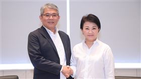 國慶煙火移師台中舉辦台中市政府9日說明，國慶籌備委員會祕書長花敬群（左）日前拜會台中市長盧秀燕（右），宣布112年國慶煙火將移師台中市舉辦。（台中市政府提供）中央社記者郝雪卿傳真  112年6月9日