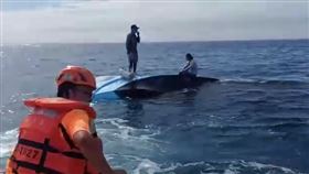 宜蘭龜山島周邊海域今天（9日）上午發生小快艇翻船事故，海巡接獲通報出動救援，到達意外現場時發現小快艇已快沉沒，所幸船上3人順利獲救且無大礙，詳細的事發原因仍待調查釐清。