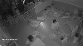 新北市林口區一家托嬰中心執行長疑因2歲幼童不配合換尿布，竟多次暴力拉扯幼童身體、拍打大腿，幼童向母親反映「執行長會拿褲子丟臉」，家屬憤而向民代和社會局陳情，社會局日前召開審查會議，決議以違反「兒少權法」開罰負責人15萬元，並不得再擔任該職務且退出準公托服務。