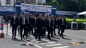 四海幫前幫主「弟哥」張建英上月10日辭世，享壽71歲，家屬於今天（9日）在北市第一殯儀館舉辦告別式，現場約有近千人參加，因立法院剛通過組織犯罪部分條文修正案，增訂幫派在公開場合以「明示或暗示」為犯罪組織成員，警方可要求現場解散，否則有刑責和罰金，即俗稱的「明仁會條款」，因此
「弟哥」告別式備受警方矚目。
