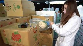 新北果菜公司公布5月份質譜儀快速篩檢結果出爐，這次一共抽驗943件蔬果是否有農藥殘留狀況，結果共有43件不合格，總計銷毀4961公斤蔬果，其中不合格率佔前3名的蔬果分別為蚵白菜、青江白菜及青蔥，經追查產品來源，主要源自雲林縣、彰化縣。