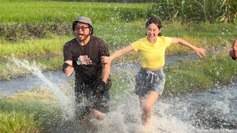 他當眾遭籃籃脫褲　這部位外露全被拍