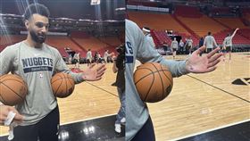 ▲穆雷（Jamal Murray）秀出左手傷口。（圖／翻攝自Mike Singer推特）