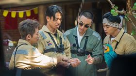 《神秘五金行》為台南市定古蹟「盧經堂」門外白牆進行劍獅彩繪。（圖／衛視中文台提供）