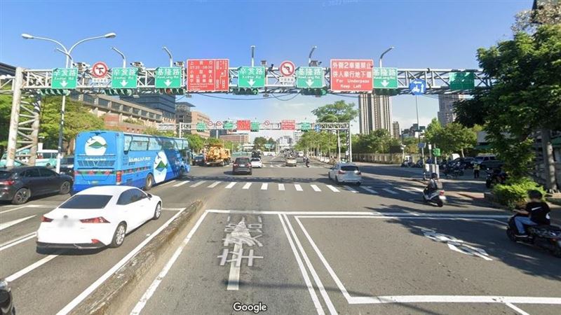 北市路口見24張交通標誌　在地人也哀號
