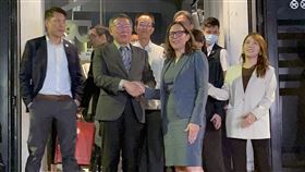 柯文哲與AIT主席羅森柏格高雄餐敘台灣民眾黨主席柯文哲（前中左）9日晚間和美國在台協會（AIT）主席羅森柏格（Laura Rosenberger）（前中右）在高雄餐敘，雙方餐後在門口握手致意。中央社記者蔡孟妤攝  112年6月9日