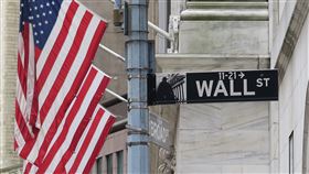 美股道瓊跌458點 恐創2年半來最糟單月表現美股29日大跌，道瓊工業指數重挫458點，近8個交易日第7度收黑，恐創2020年3月以來最糟單月表現。圖為華爾街路標。中央社記者尹俊傑紐約攝  111年9月30日