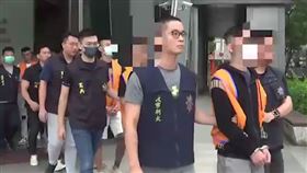 台北市刑大日前破獲一起黑幫恐嚇取財案件，明仁會三峽分會林姓成員（22歲）和同夥日前設局「仙人跳」，事後將被害人約出談判，林男等多人卻持刀械、棍棒威嚇並毆打被害人，還逼迫他交付20萬遮羞費，警方獲報後蒐證偵辦，6日逮捕林男等7人到案，全案已依違反組織犯罪防制條例及刑法恐嚇取財、傷害等罪嫌移送法辦。