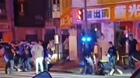 台中西區一家爌肉飯遭人砸店，第一分局快打壓制。（圖／翻攝畫面）