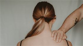 新北市永和區一名王姓男子接連對2名社區女秘書搭肩、襲臀，被害女子憤而提告性騷擾，王男竟在法院審理時，當庭對其中1位女被害人說「很爽齁！」新北地院法官認為王男犯後態度惡劣，又未與2名被害人和解，判王男拘役90日，得易科罰金9萬元。