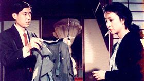 「油麻菜籽」陳秋燕剪碎外遇丈夫柯一正西裝演員陳秋燕（右）在經典國片「油麻菜籽」中，憤而剪碎外遇丈夫柯一正（左）的西裝。（海鵬影業提供）中央社記者葉冠吟傳真  112年4月9日