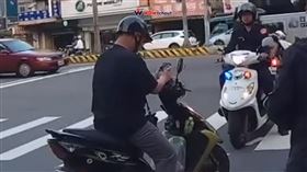 騎車滑手機「全不知警靠近」！下場曝光　17萬人笑翻：緣分來得措手不及。（圖／翻攝自WoWtchout-地圖型行車影像分享平台YouTube）