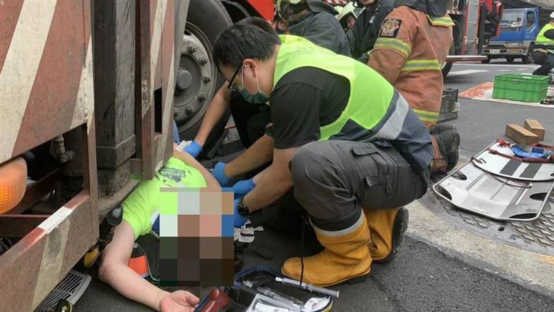 被17噸大車捲入車底!汐止單車婦雙腿骨折