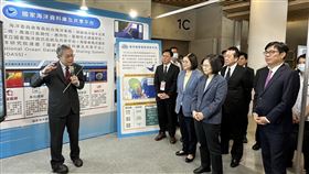 蔡總統出席第4屆國家海洋日活動海洋委員會8日至10日在高雄流行音樂中心海音館舉辦第4屆國家海洋日活動，國家海洋研究院以「永續海洋」為主軸參與海洋主題展，總統蔡英文（前排右1）10日上午在海委會主委管碧玲（前排右2）、高雄市長陳其邁（2排右1）等陪同下出席，並由國海院院長陳建宏（左）說明國海院永續海洋研究成果。（國海院提供）中央社記者洪學廣傳真  112年6月10日