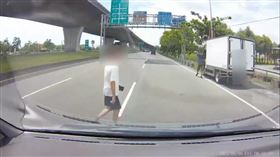 宜蘭縣壯圍鄉191縣道昨天（9日）發生一起死亡車禍，一名吳姓男子（66歲）穿越馬路時，遭黃姓男子（59）駕駛廂型車迎面撞上，吳男當場倒地不起，經送醫急救仍傷重不治，肇事駕駛已被依過失致死罪送辦。