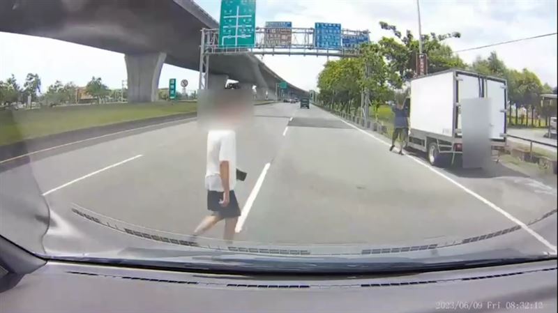 男穿越馬路遭撞慘死　驚悚行車畫面曝光