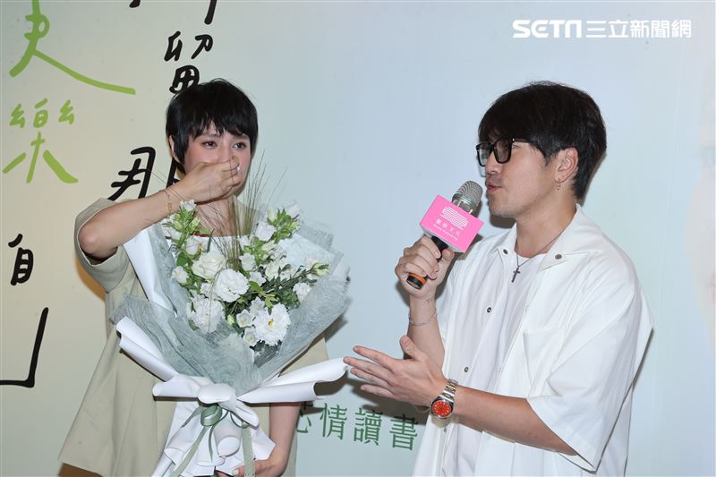 朱芯儀新書「保留那個快樂的自己」發表，老公送上祝福。（圖/記者邱榮吉攝影）