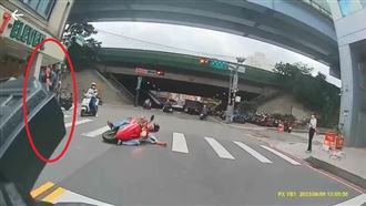 阿伯無照闖紅燈撞行人　網友酸：要演多久