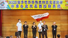 總統出席夏季世界特殊奧林匹克運動會代表團授旗總統蔡英文（後左3）10日下午出席「2023年夏季世界特殊奧林匹克運動會代表團授旗典禮」。後左2為教育部長潘文忠。中央社記者王飛華攝  112年6月10日