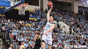 ▲PLG總冠軍賽第4戰，臺北富邦勇士洋將塞瑟夫（Ihor Zaytsev）扣籃。（圖／記者劉彥池攝影）