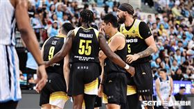 ▲PLG總冠軍賽第4戰，新北國王牧倫斯（Byron Mullens）集合隊友講話。（圖／記者劉彥池攝影）