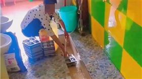 中國江西省一家幼兒園員工竟在廁所小便池裡清洗學童餐盤，被一名家長拍下影片並上網揭發，引發眾怒。該幼兒園已被停業，負責人和員工也接受相關調查。這種令人作嘔的行為，讓不少家長擔心孩子的健康和安全。