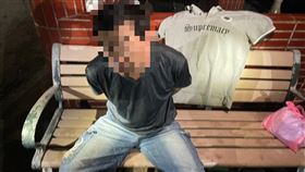 台北市北投區「關渡鹹粥」潘姓老闆娘昨天（10日）在店內遭槍擊不治，警方鎖定年約50歲周姓男子涉案，今天凌晨2時許，警方在新北市林口、八里附近一處土地公廟找到行兇男子，當時他還在呼呼大睡，被警方叫醒後狼狽落網。