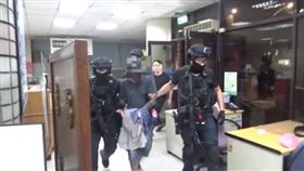 台北市北投區「關渡鹹粥」潘姓老闆娘昨天（10日）在店內遭槍擊不治，警方鎖定年約50歲周姓男子涉案，今天凌晨2時許，警方在新北市林口、八里附近一處土地公廟找到行兇男子，當時他還在呼呼大睡，被警方叫醒後狼狽落網。