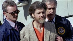 美國「大學炸彈客」（Unabomber）卡臣斯基（Ted Kaczynski）擁有高達167的智商，16歲就已經上大學念書取得哈佛大學文憑，最後卻變身炸彈客。圖為卡臣斯基1996年被捕畫面。（圖／美聯社／達志影像）