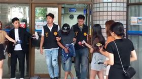 台北市北投區「關渡鹹粥」潘姓老闆娘昨天（10日）在店內遭槍擊不治，警方鎖定年約50歲周姓男子涉案，今天凌晨2時許，警方在新北市林口、八里附近一處土地公廟找到行兇男子，當時他還在呼呼大睡，被警方叫醒後狼狽落網。