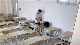 情侶「教室活春宮」！進行一半驚見監視器　過程全被同學看光（圖／翻攝自推特）