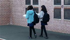 新北市一所國中男老師因「特別關愛」某位女學生，要求女學生脫口罩看長相，還指定女學生送作業給他，企圖增加兩人私下互動，女學生心生恐懼向導師求助，不料向上通報後卻疑遭「吃案」，導師另向他處通報，案件才被受理。教育局接獲檢舉展開調查，校方日前已召開性平會調離該師，並追究延遲通報相關責任。