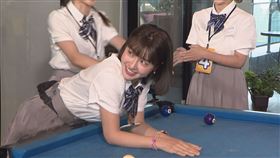 峮峮趴撞球桌防止球進洞。（圖／中視提供）