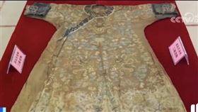 ▲中國廣西張男和盜墓集團6年來盜墓40多座，圈內盛傳張男試穿龍袍拍照炫耀。（圖／翻攝自央視網微博）