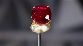 世界最大紅寶石重達55.22克拉的「Estrela de Fura」，日前（8日）在紐約蘇富比進行拍賣，最後以3480萬美元（約新台幣10.6億元）成交，創下了紅寶石以及任何有色寶石的新世界拍賣紀錄。