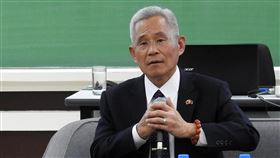 亞洲管理學院大使論壇　駐菲代表講全球趨勢駐菲代表徐佩勇（右）25日出席亞洲管理學院主辦的「大使論壇」，主講「從台灣觀點看全球發展問題與趨勢」，菲國外交部前次長羅沙里歐（Laura del Rosario）（左）參與對談。中央社記者陳妍君馬尼拉攝　108年7月25日