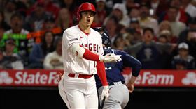 ▲大谷翔平不滿遭「外角海」三振，下場時不斷搖頭並念念有詞。（圖／路透社／達志影像）