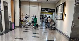 台大急診候床大排長龍。（圖／翻攝自蘇一峰臉書）