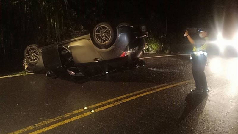 載18歲女友北宜夜遊翻車！小情侶雙雙送醫