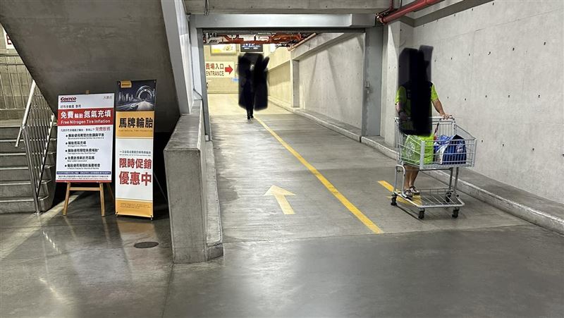 推車衝下斜坡撞倒女兒　爸見這2點更怒了