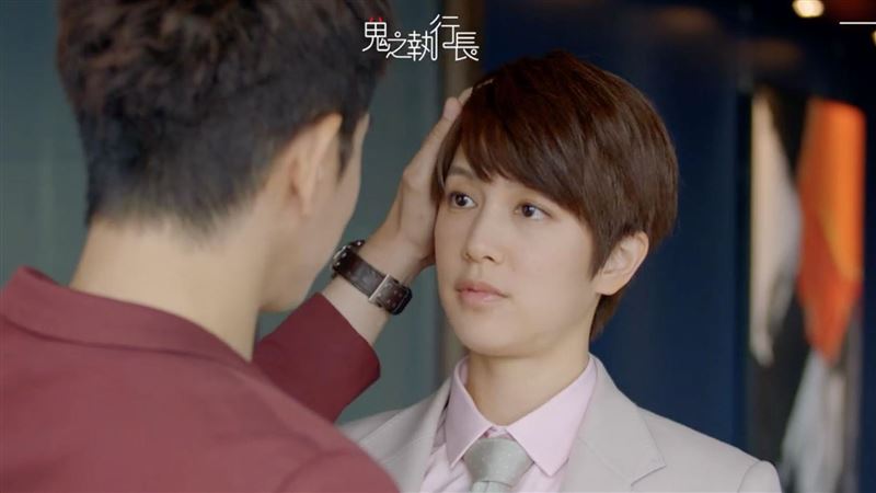 張立昂摸頭劉奕兒「認愛」了狂飄粉紅泡泡