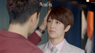 張立昂摸頭劉奕兒「認愛」了狂飄粉紅泡泡