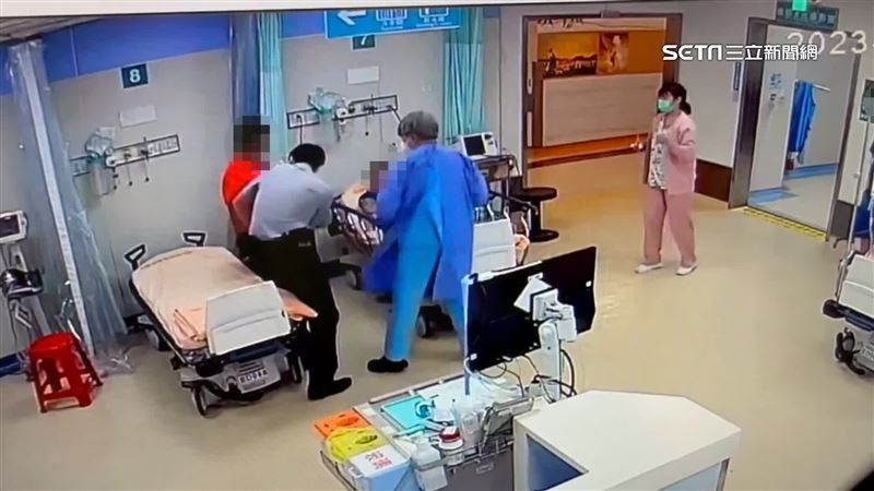 拿鋸子闖急診室尋仇！暴走男遭壓制畫面曝