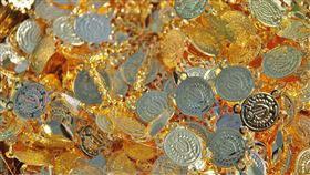 金幣,鍊條。(圖/Pixabay)