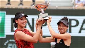 「海峽組合」謝淑薇／王欣瑜勇奪法網女雙冠軍。（圖／翻攝自法網官方推特）