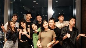 小杰（右起）、王子、威廉、卓君澤、阿緯及妻子錢文儀、敖犬及女友發發、小煜及老婆李顏言。（圖／翻攝自臉書）